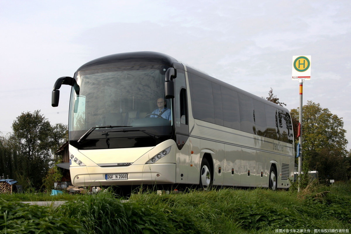 尼奥普兰城际巴士