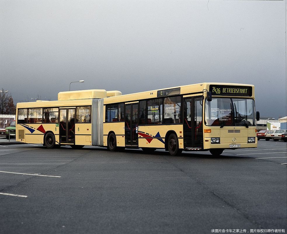 奔驰新能源巴士图片