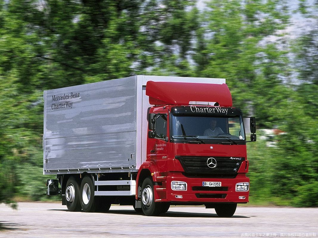 奔驰卡车在路上图片