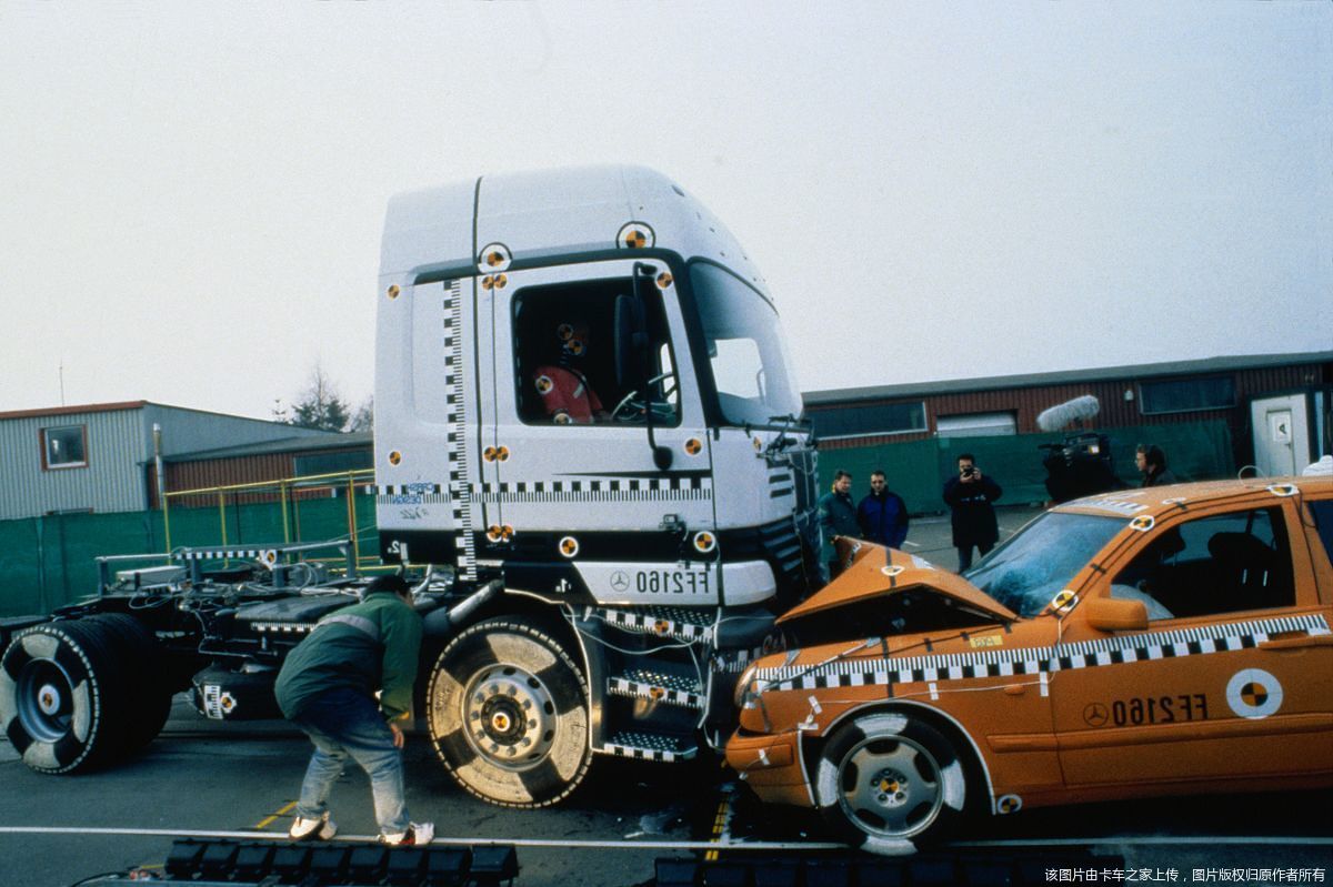 奔驰卡车安全相关图片