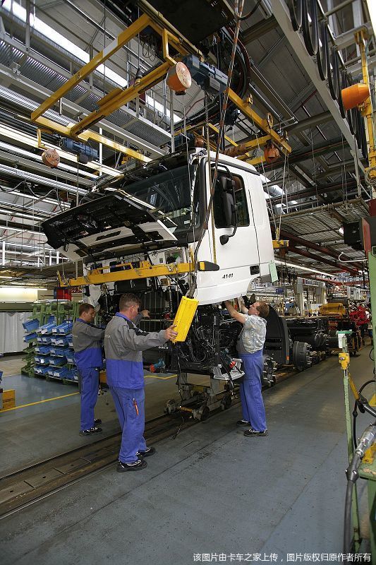 奔驰卡车生产车间图片