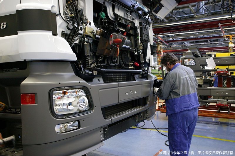 奔驰卡车生产车间图片