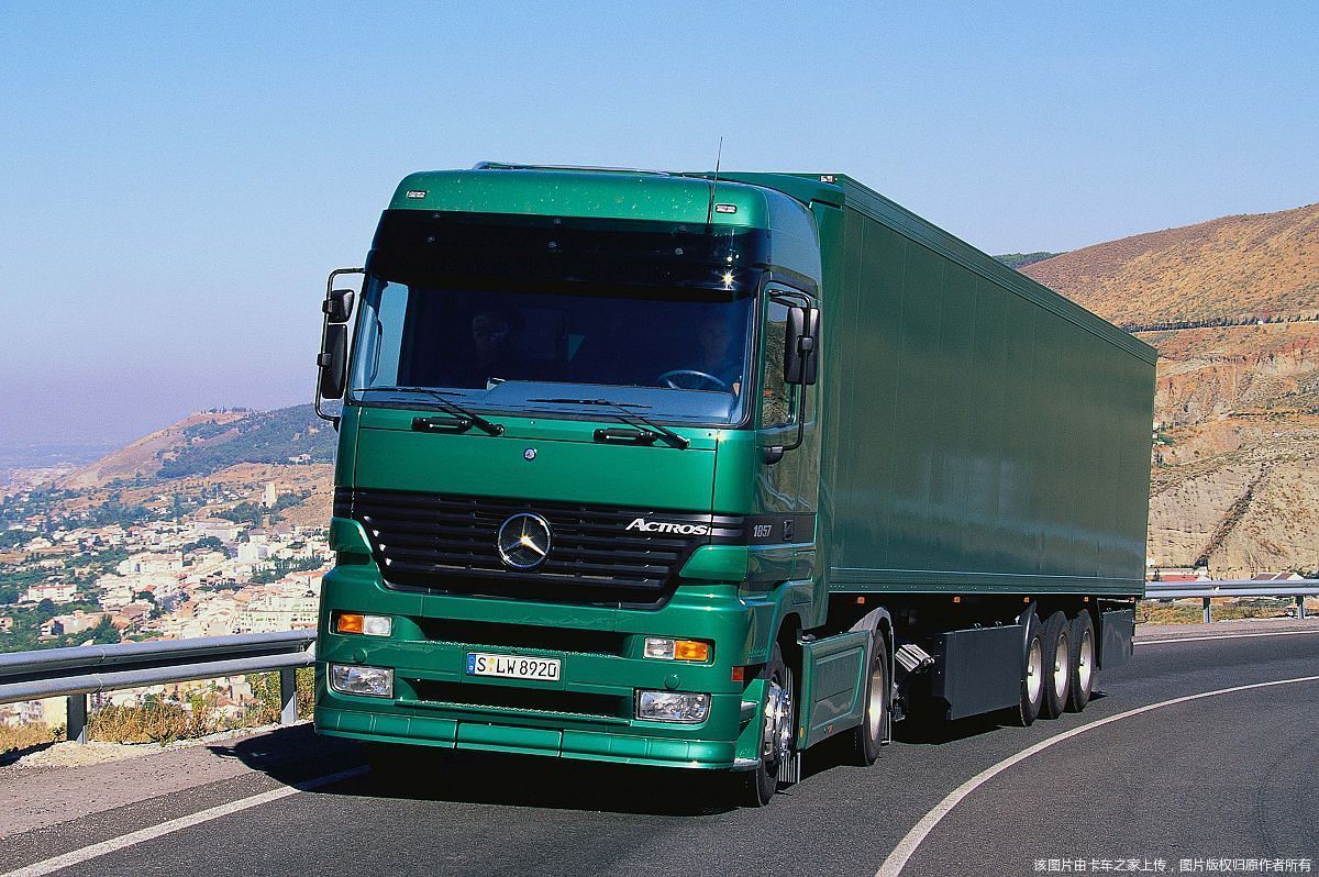 奔驰卡车历史图片