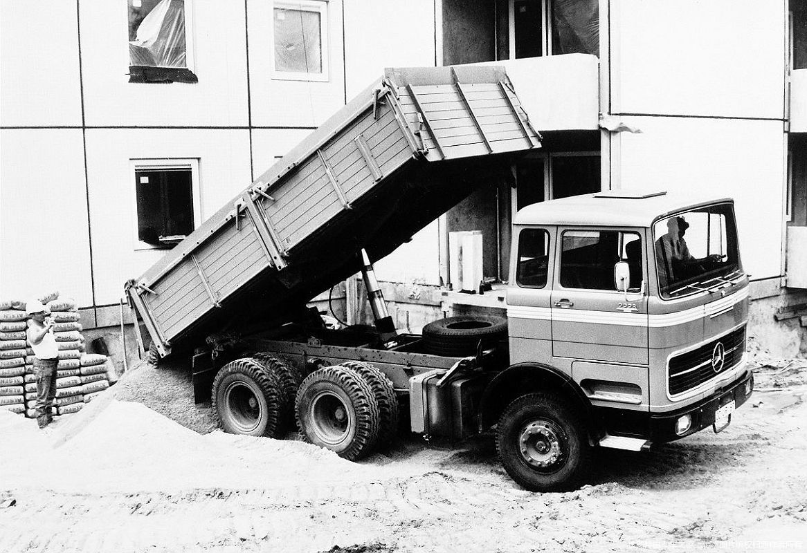 奔驰卡车历史图片