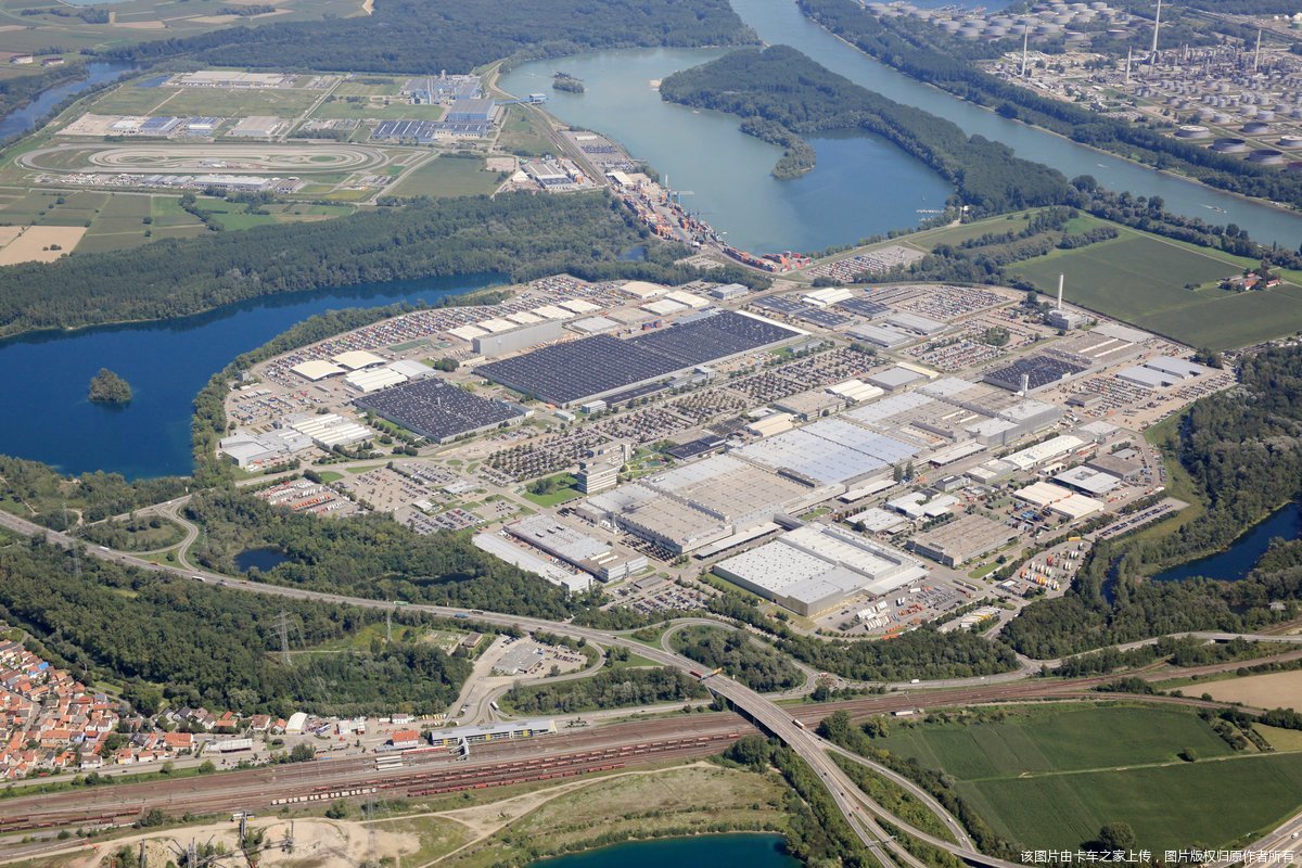 奔驰卡车工厂图片